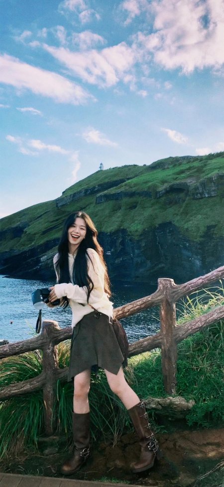 海岸草地长发欢笑持相机旅行美女人物手机壁纸