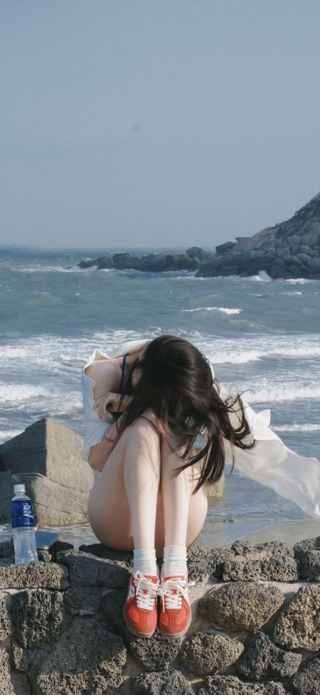 海边礁石白衣红鞋长发美女氛围人物手机壁纸