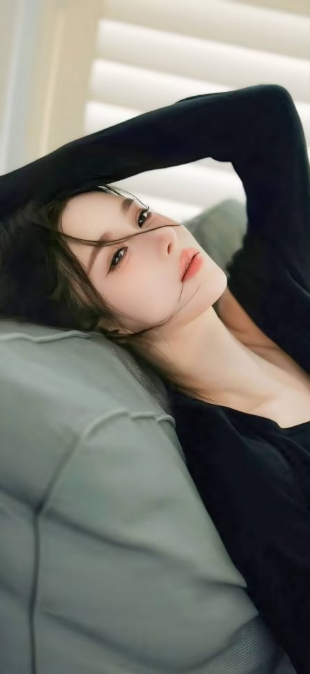 黑发女性仰卧灰垫百叶窗静谧创意手机壁纸