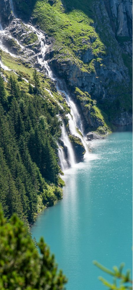 高山瀑布飞泻碧绿湖泊松林风景手机壁纸