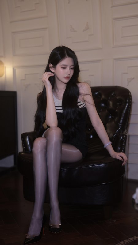 黑皮椅灰丝高跟长发美女坐姿人物手机壁纸