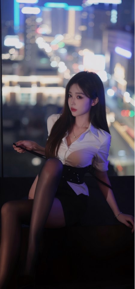 黑发女性手持都市霓虹夜景纹理手机壁纸