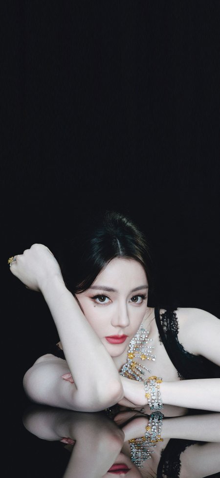 迪丽热巴黑底珠宝交叉臂托腮冷艳红唇美女人物手机壁纸