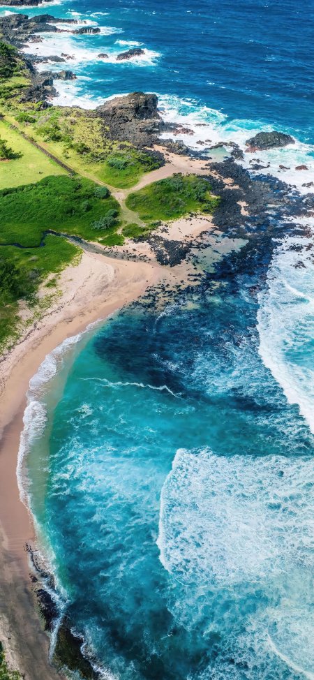 航拍翠绿海岸白浪礁石蔚蓝海面风景手机壁纸
