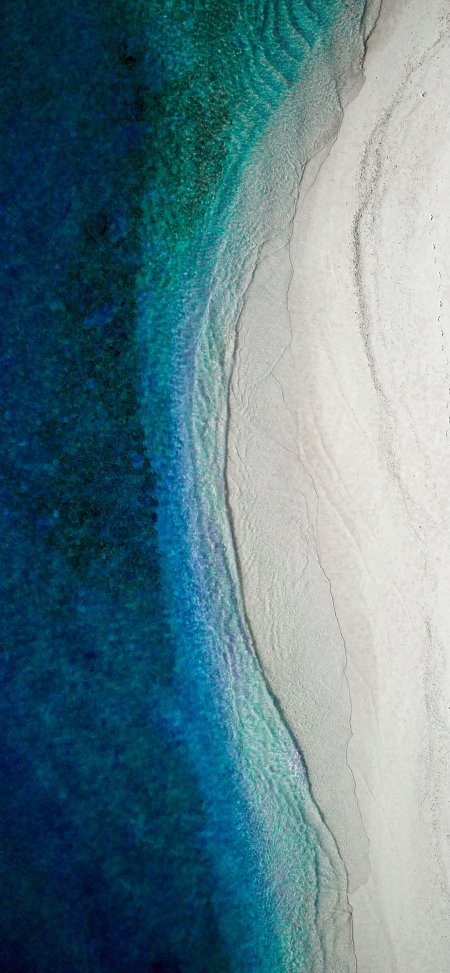 航拍蓝海白沙滩海岸分界清新极简风景手机壁纸