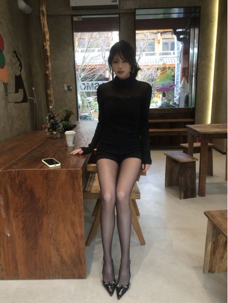 黑色透视衫短裤丝袜长腿美女咖啡厅摄影人物手机壁纸