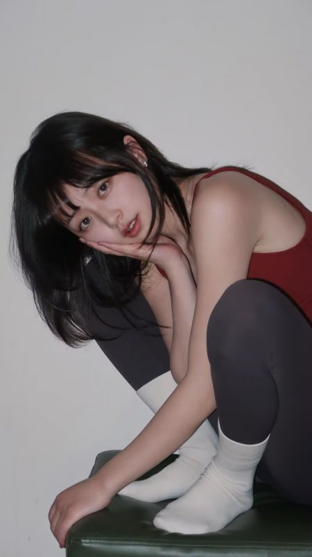 红背心托腮蹲姿美女人物手机壁纸