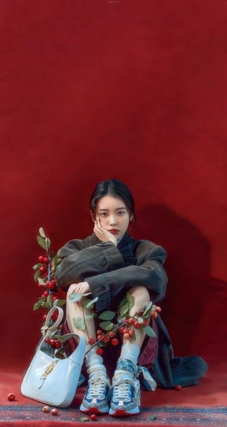 红墙白包坐姿美女摄影手机壁纸