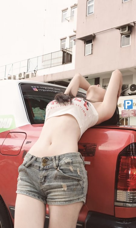 红车旁牛仔短裤美女人物手机壁纸