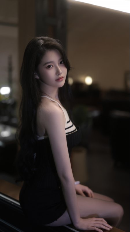 黑白条纹挂脖侧身凝望美女摄影人物手机壁纸