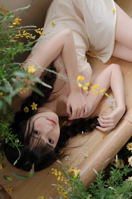黄白花海白裙美女人物手机壁纸