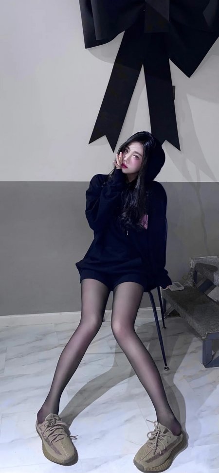 黑色卫衣黑丝长腿坐姿时尚美女人物手机壁纸