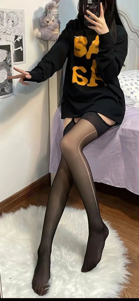 黑衣丝袜长发美女卧室镜前摄影人物手机壁纸