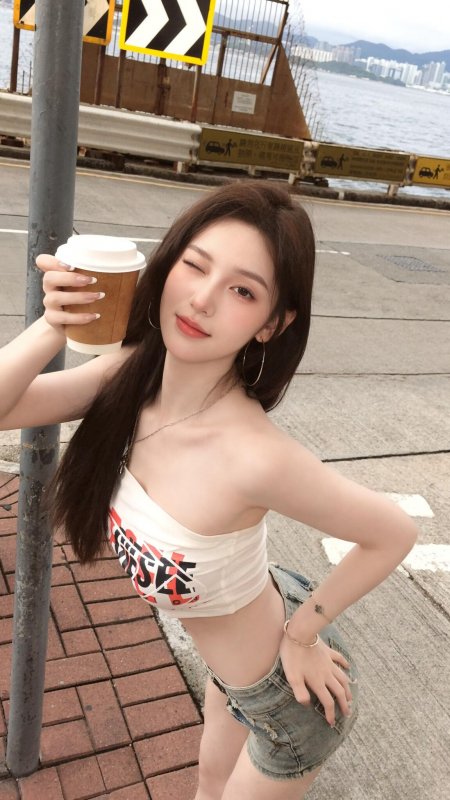 街头手拿咖啡眨眼牛仔短裤美女人物手机壁纸