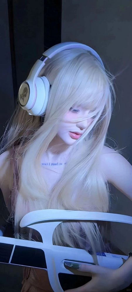 金发美女白耳机蓝光电子乐器科技人物手机壁纸