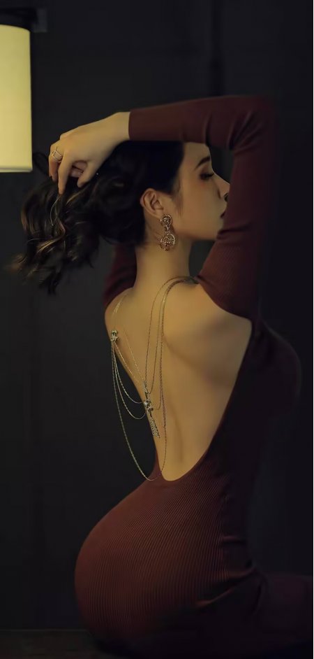 酒红露背裙金饰背链侧颜美女人物手机壁纸