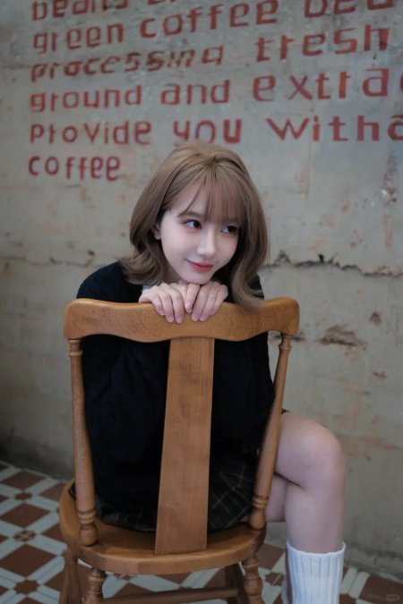 咖啡厅木椅趴背慵懒甜美美女人物手机壁纸
