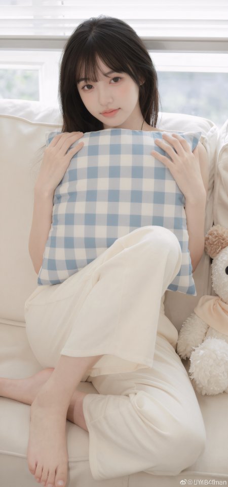 居家沙发抱格纹抱枕长发清纯美女人物手机壁纸