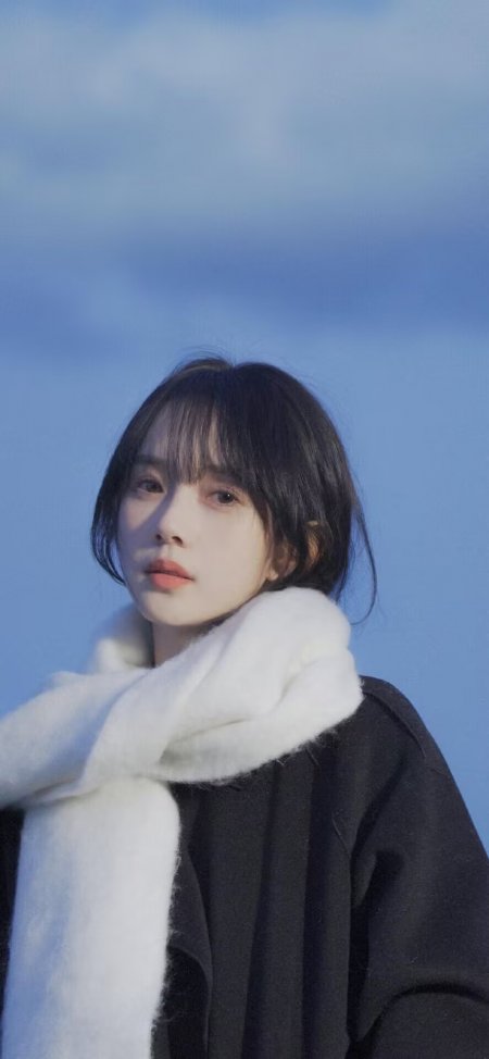 蓝天白围巾黑衣美女清新人物手机壁纸