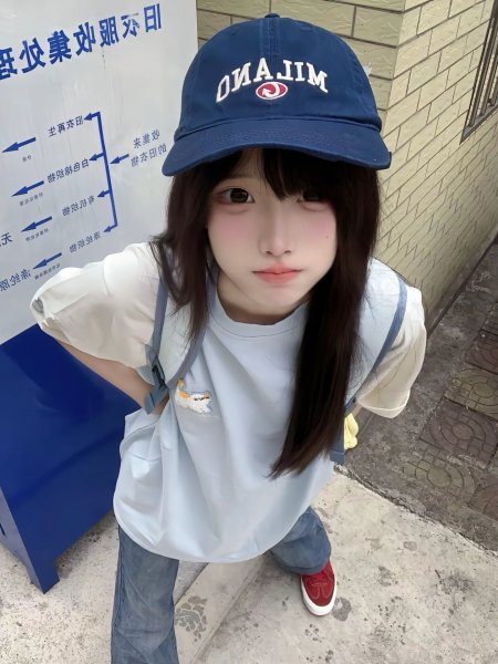 蓝帽背心红鞋街头休闲美女俯拍人物手机壁纸