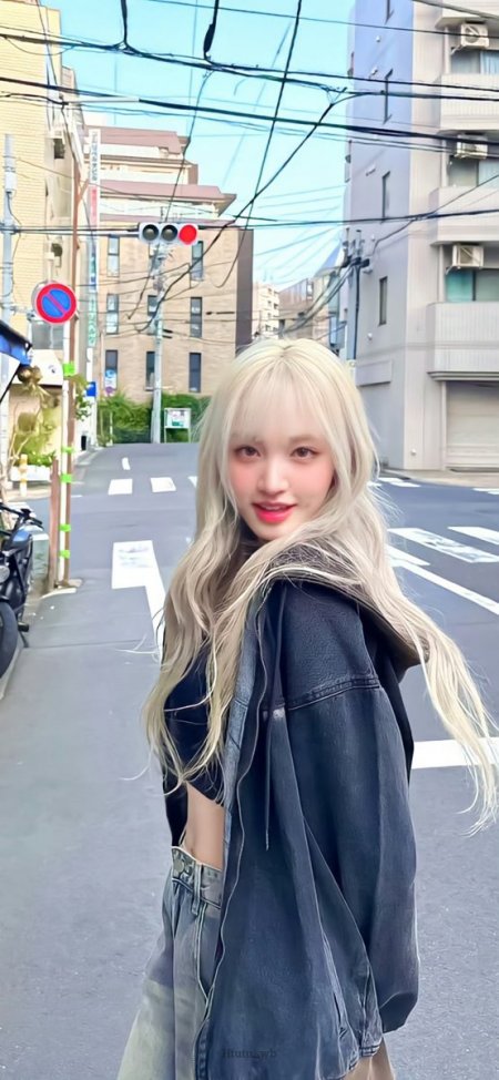 金发美女街口回眸牛仔外套人物手机壁纸