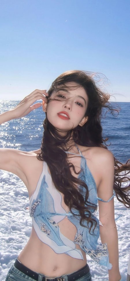 蓝天大海长发飘动蓝白吊带美女人物手机壁纸