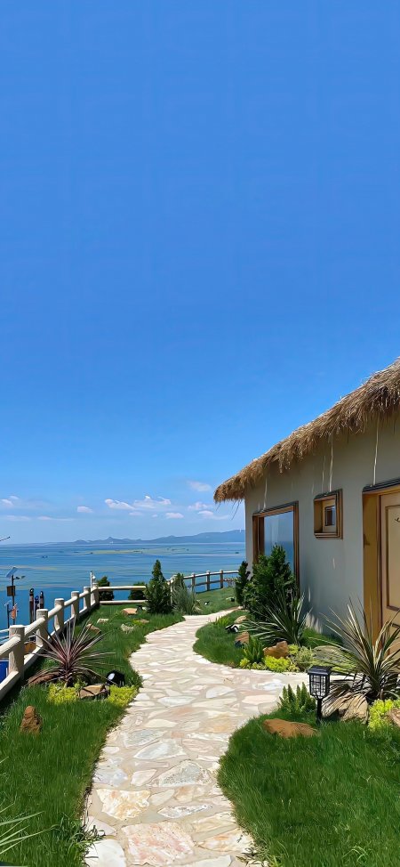 茅草屋顶海边石径蓝天碧海风景手机壁纸