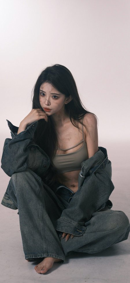 牛仔外套吊带坐姿托腮美女人物手机壁纸