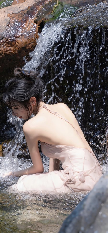瀑布溪边露背裙盘发侧影唯美美女人物手机壁纸