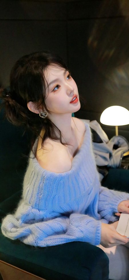 浅蓝露肩毛衣侧颜仰望美女摄影人物手机壁纸
