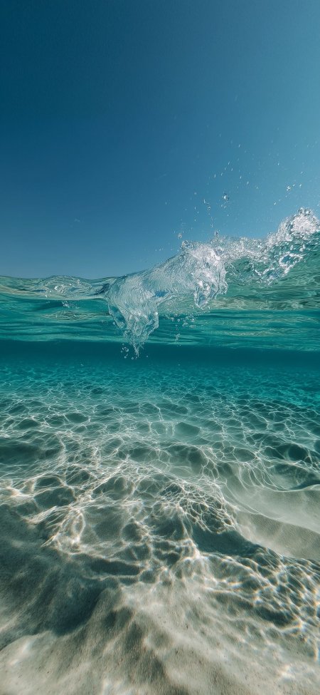 清澈海浪水下阳光沙滩碧蓝天空风景手机壁纸