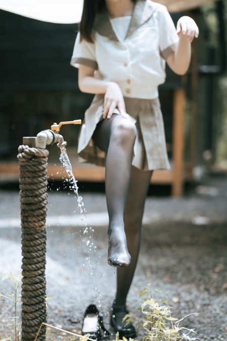 制服少女丝袜美腿人物手机壁纸