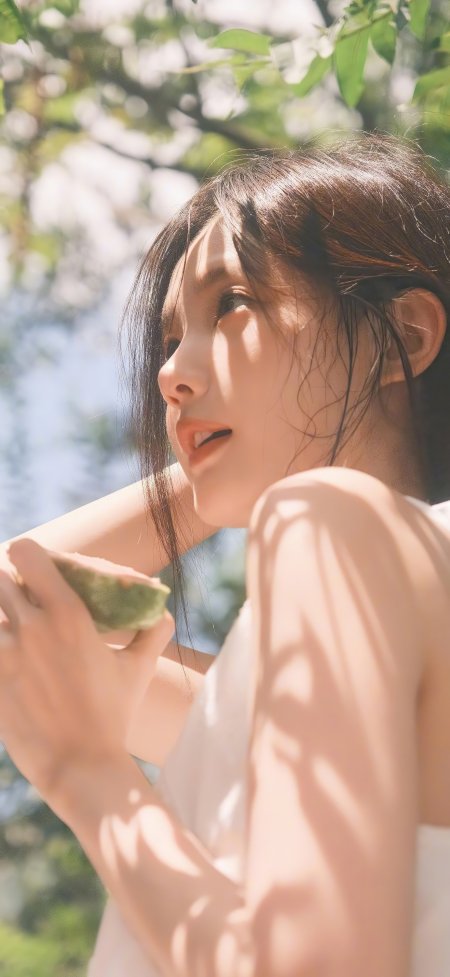 树影斑驳阳光侧颜持果夏日清新美女人物手机壁纸