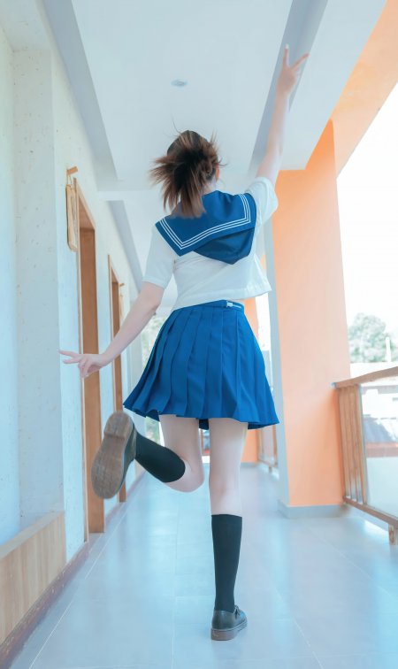 水手服走廊跳跃背影短发美女青春人物手机壁纸
