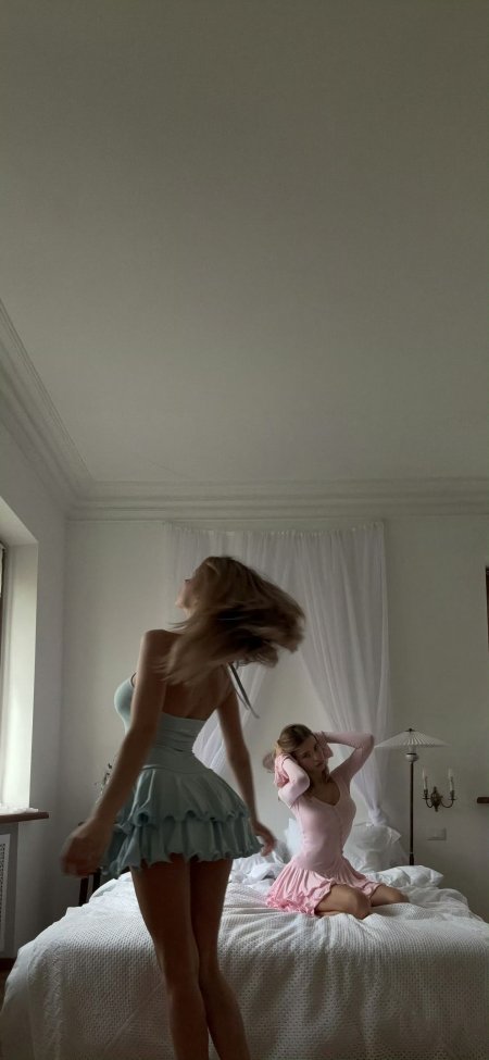 双女甩头转身超短裙性感美女手机壁纸