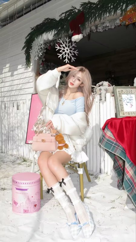 圣诞雪地浅蓝穿搭托额美女人物手机壁纸