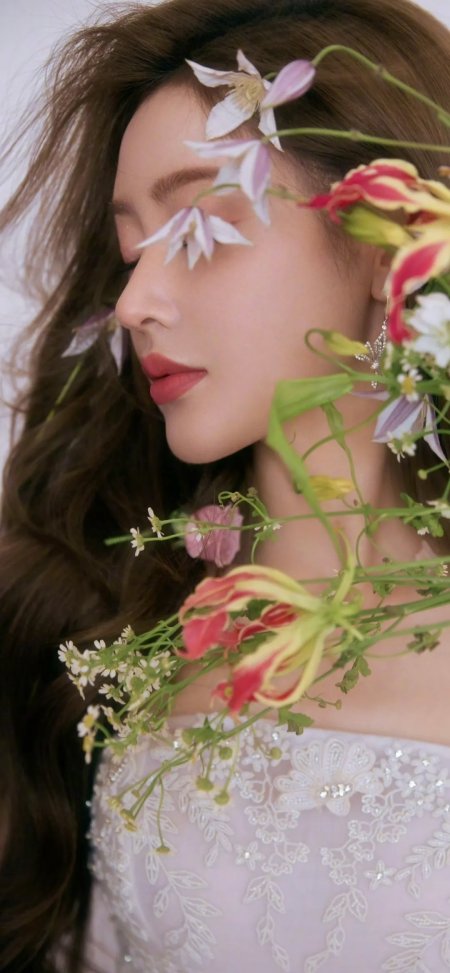 唯美侧颜长发蕾丝裙鲜花环绕美女摄影人物手机壁纸