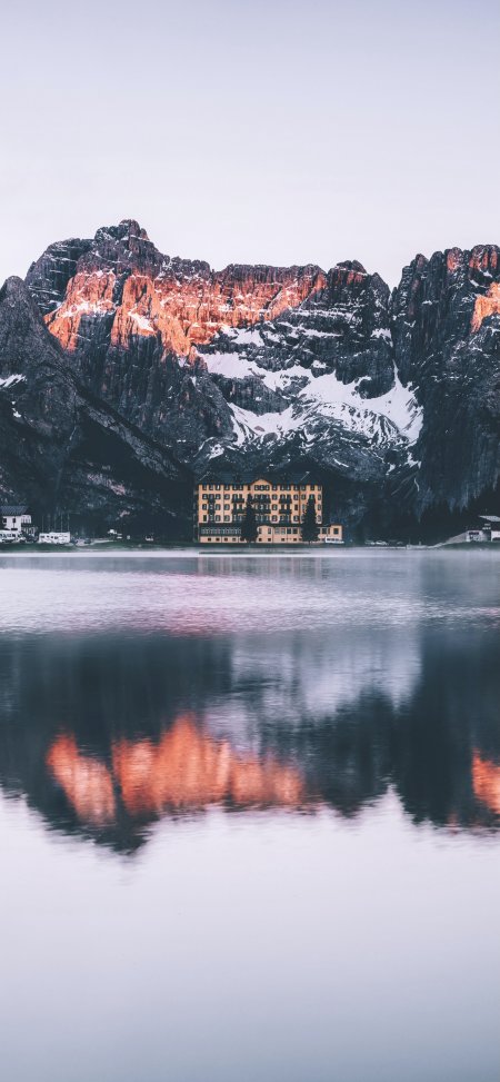 雪山金辉湖面倒映黄色建筑风景手机壁纸