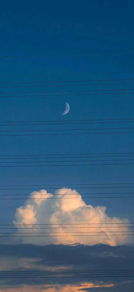 新月积云电线深蓝渐变天空风景手机壁纸