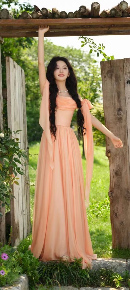 章若楠长发美女浅橙露肩长裙绿植木门美女手机壁纸