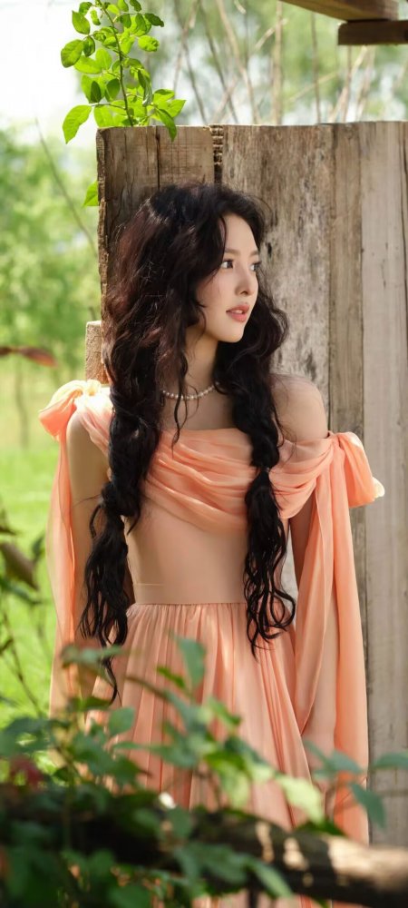 章若楠双辫少女浅橙露肩长裙木栅栏门动漫手机壁纸