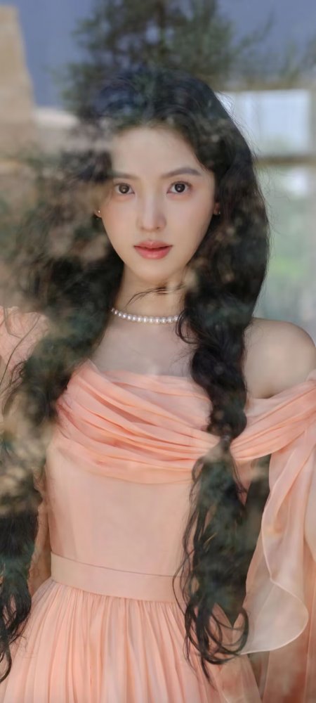 章若楠杏粉露肩长裙珍珠项链气质美女人物手机壁纸