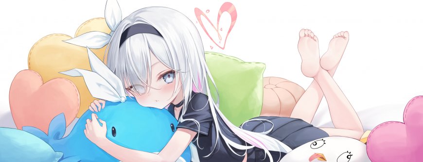 银发蓝瞳少女抱蓝鲸趴姿爱心抱枕动漫电脑壁纸