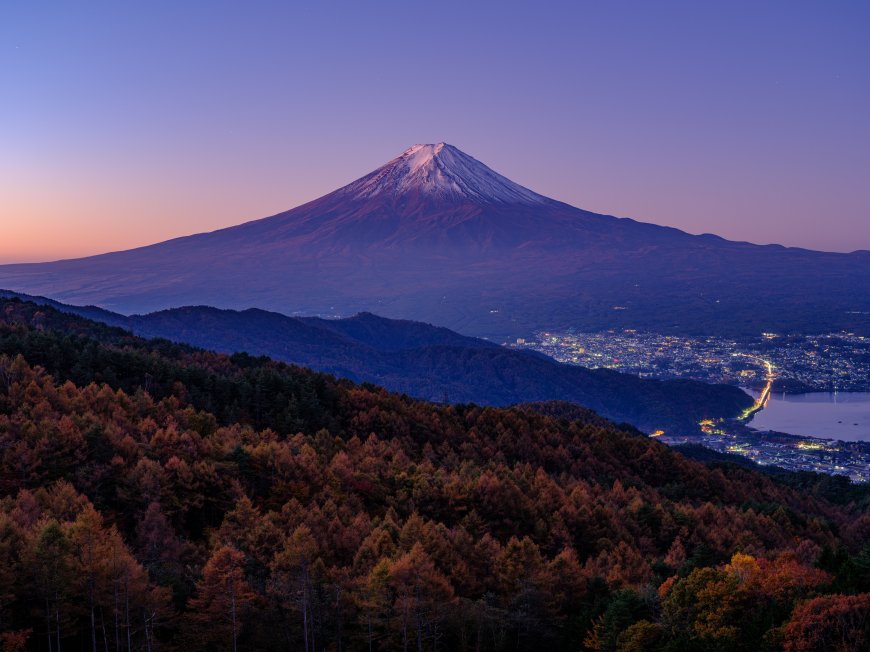富士山雪顶黄昏城市灯火湖畔风景电脑壁纸