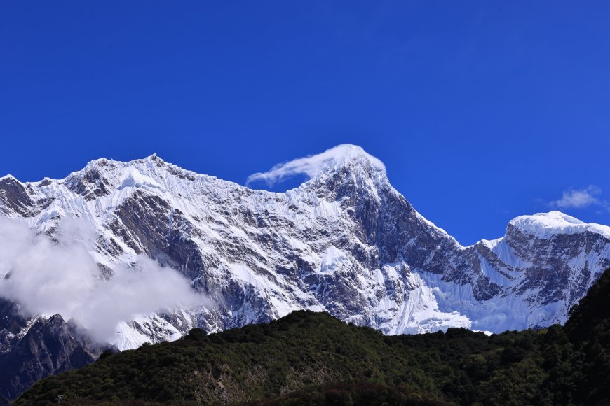 雪山峰顶飘云墨绿山脊晴空风景电脑壁纸