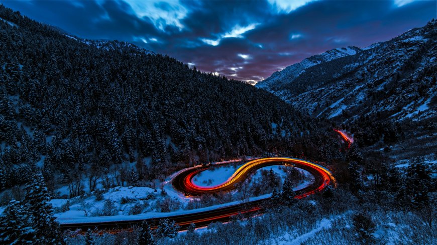 深夜雪山盘山公路汽车灯轨风景电脑壁纸