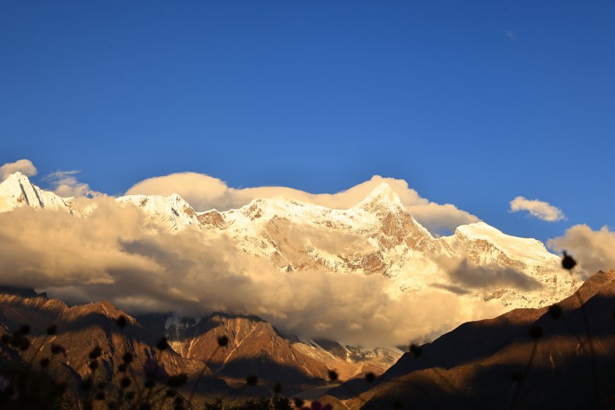 雪山金晖云海蓝天壮丽山巅风景电脑壁纸