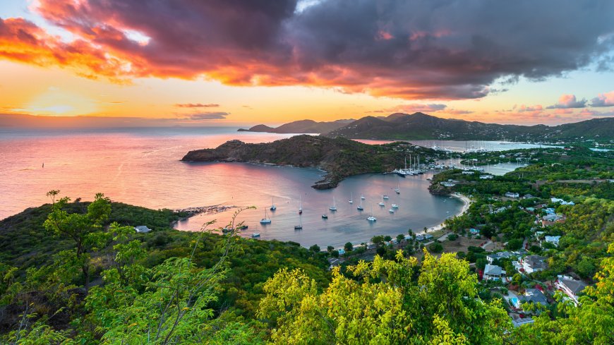 海湾落日帆船群青山小镇晚霞风景电脑壁纸