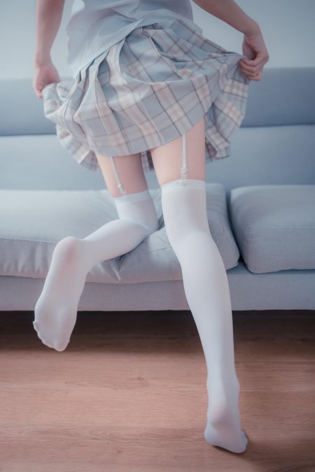 蓝格裙吊带白丝跪姿背影清纯美女人物手机壁纸