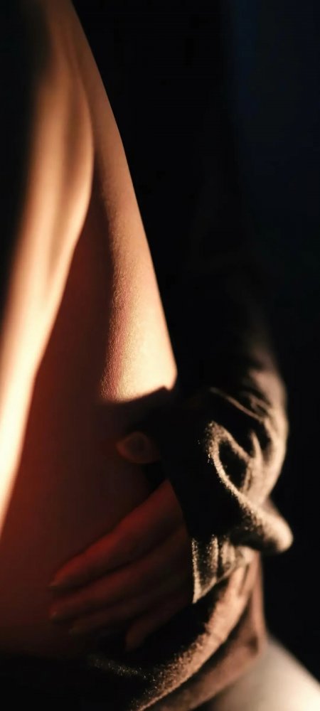 暖光手势肌肤明暗艺术氛围美女情感文艺手机壁纸